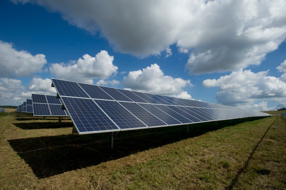 La Ciudad lanza el programa "Escuelas Verdes" con paneles solares en 50 edificios educativos